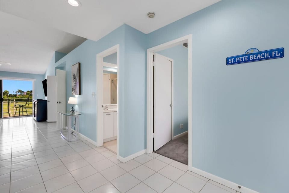 Entry to Guest Bedroom and Bathroom