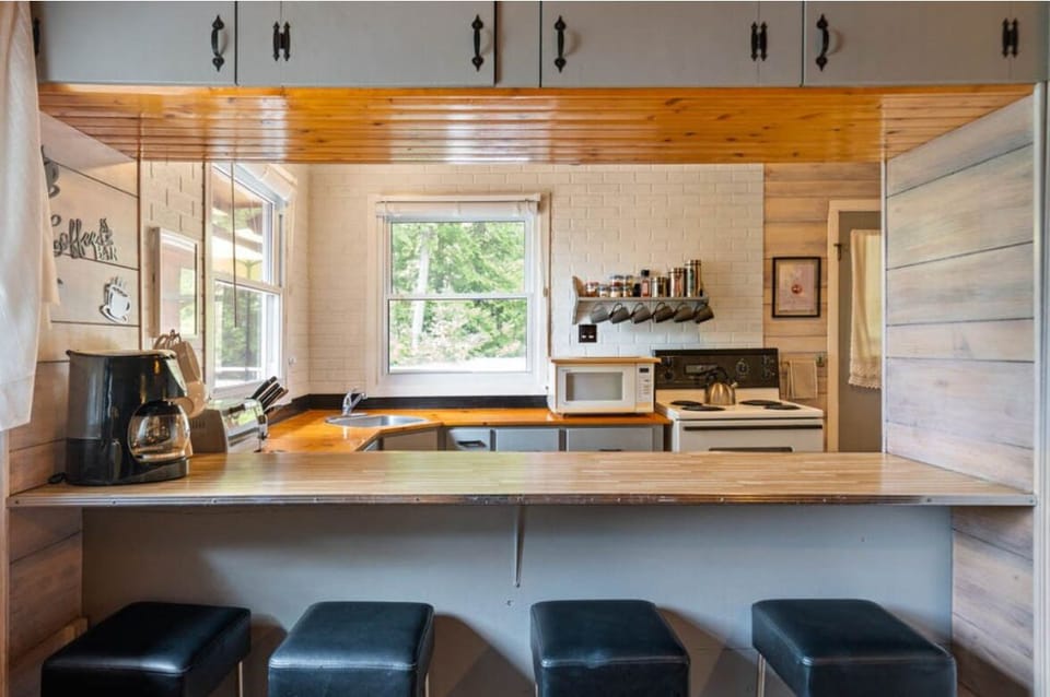 Kitchen breakfast bar