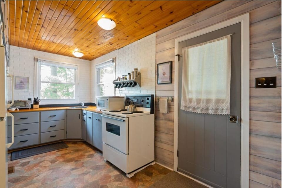Fully equipped kitchen (no dishwasher)