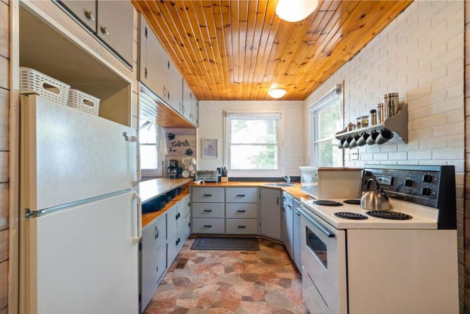 Fully equipped kitchen (no dishwasher)