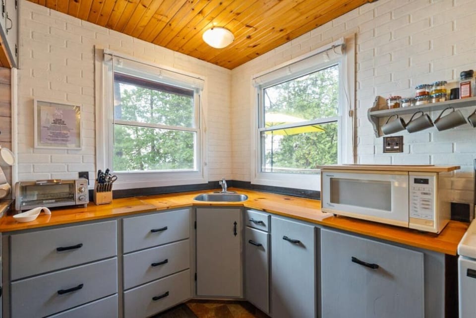 Fully equipped kitchen (no dishwasher)