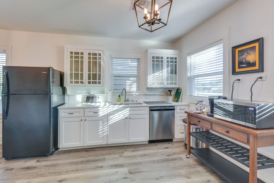 Kitchen | Keurig Coffee Maker | Toaster | Dishwasher
