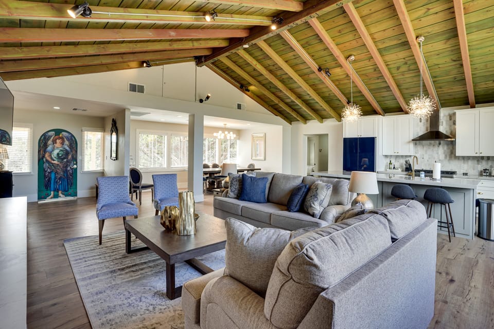 Living Room | Free WiFi | Smart TV | Fireplace | Queen Sleeper Sofa