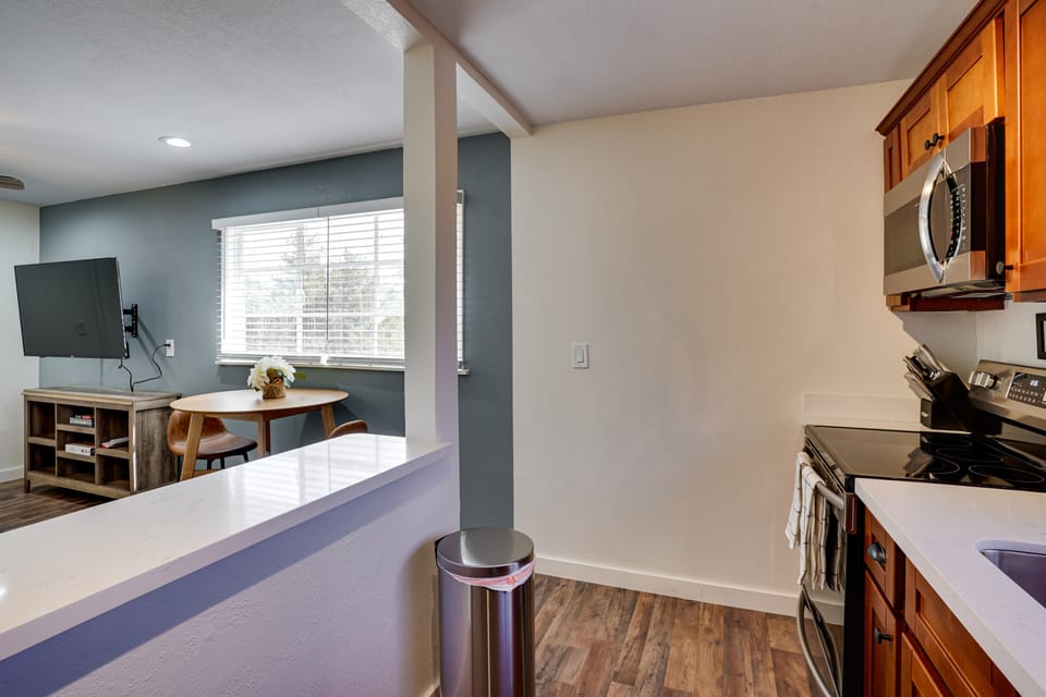 Kitchen | Breakfast Bar | High-Top Dining Table
