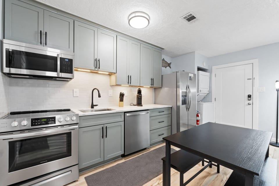 Dining Area & Fully Equipped Kitchen