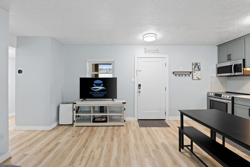 Living Area - Sleeper Sofa - Smart TV