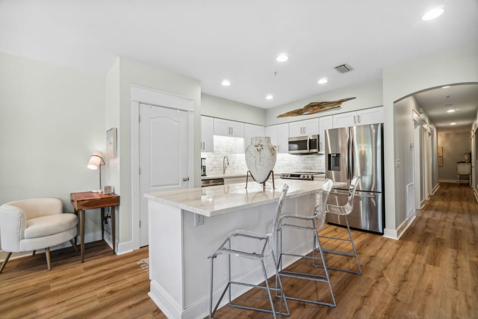 Kitchen with Breakfast Bar