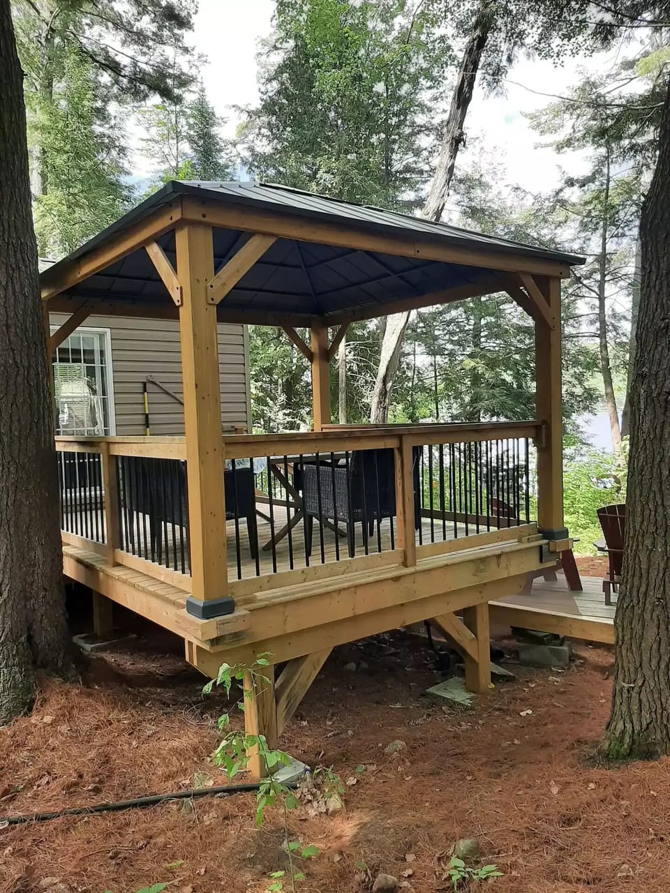 Covered, screened outdoor dining area