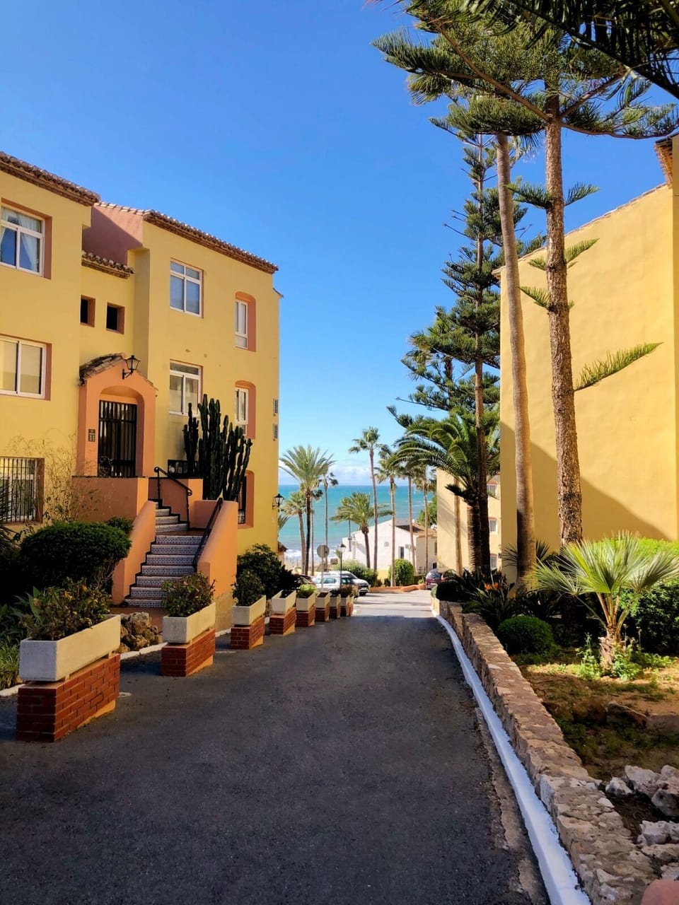 Way to beach and restaurants