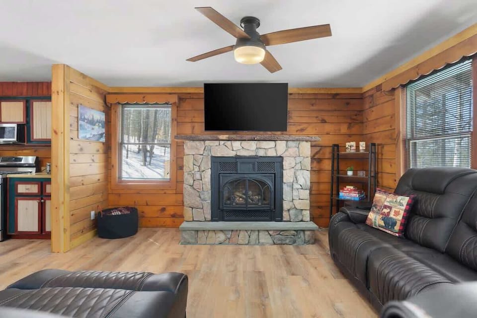 Beautiful gas fireplace with a built in live edge slab on top! 55'' Samsung smart TV.  This is the heart of the Cabin!