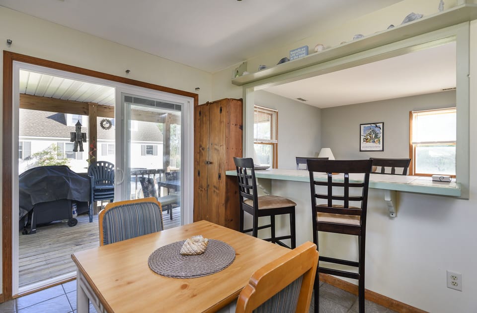 Plenty of room at the double sided Breakfast Bar and Kitchen Table.