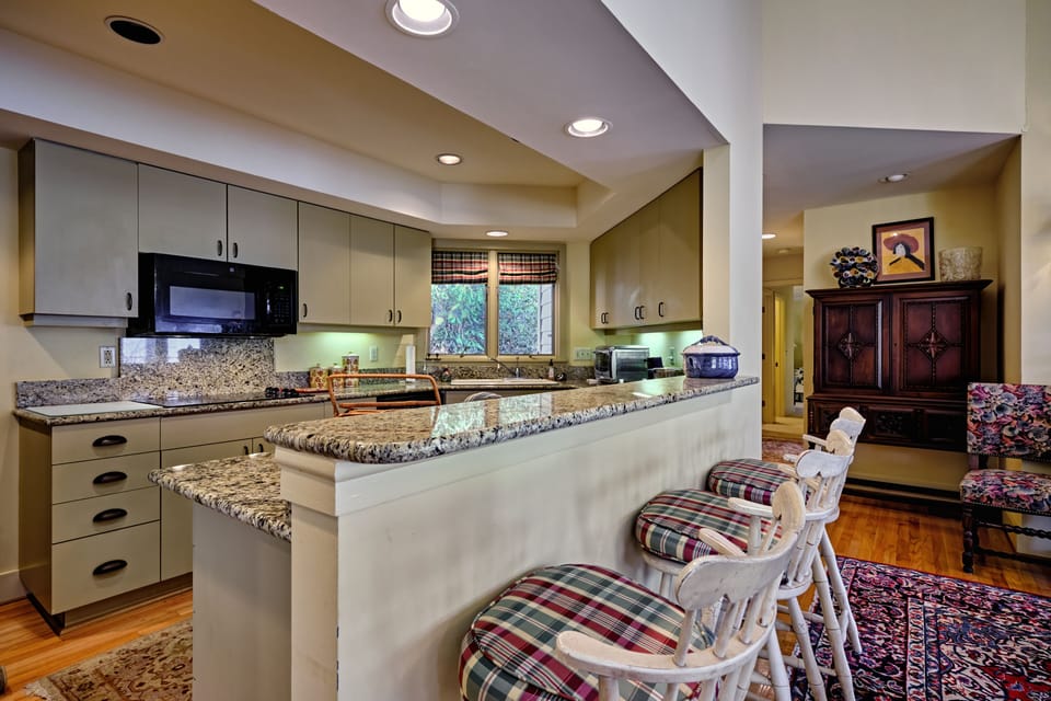 Breakfast Bar/Kitchen