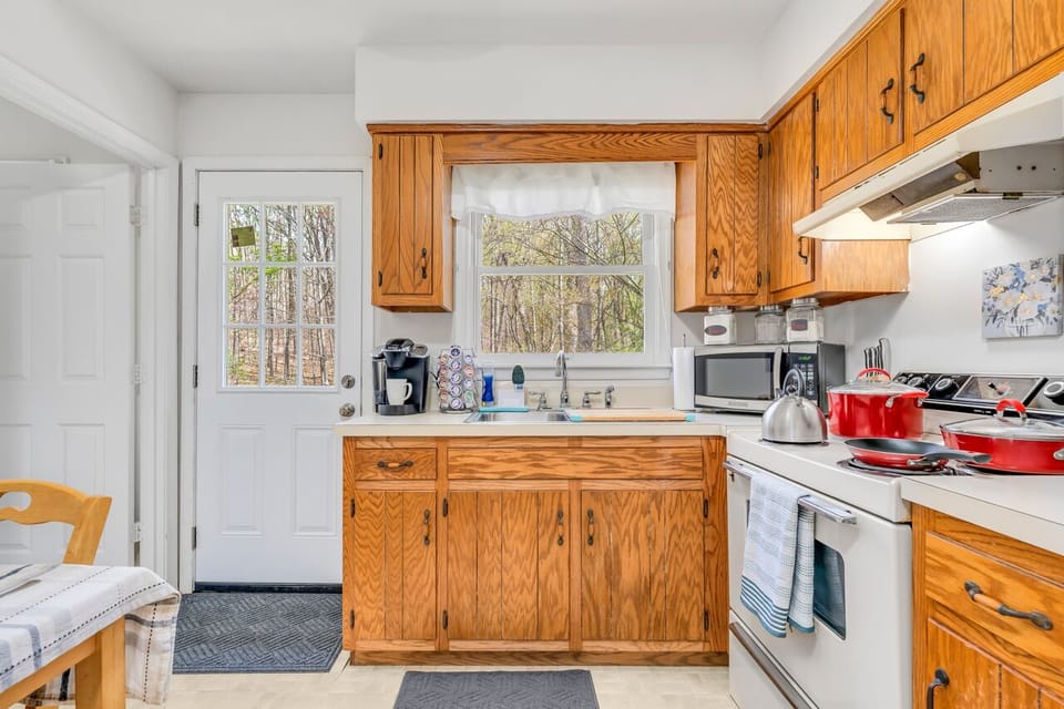 Enjoy cooking your favorite meals in this clean and spacious kitchen