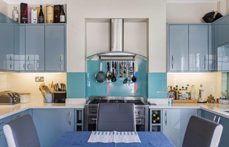 Fully equipped kitchen, 6 hob range, air fryer, fridge freezer, & dishwasher.