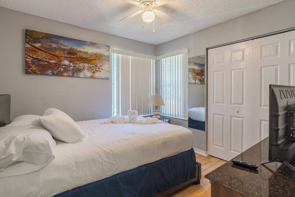 Cozy guest room with Queen size bed, full closet and smart TV