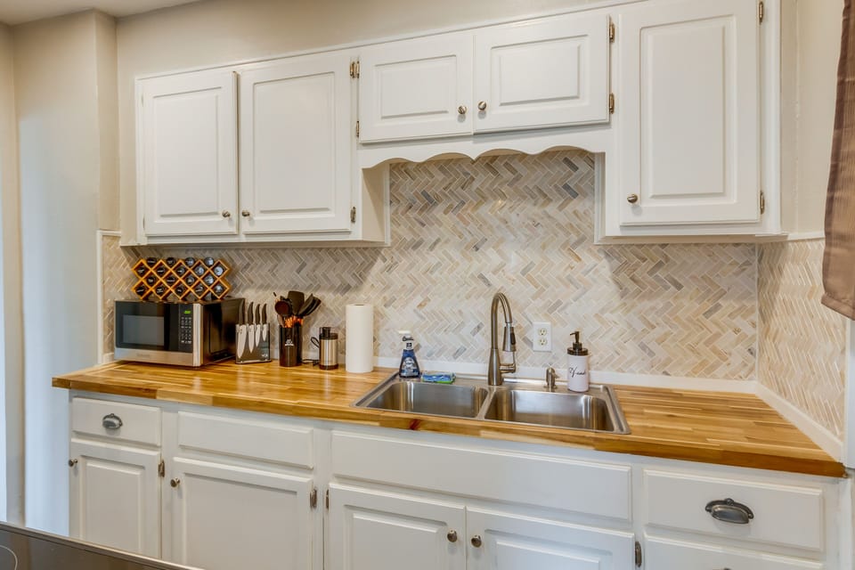 Kitchen | Blender | Toaster | Trash Bags & Paper Towels Provided | Spices