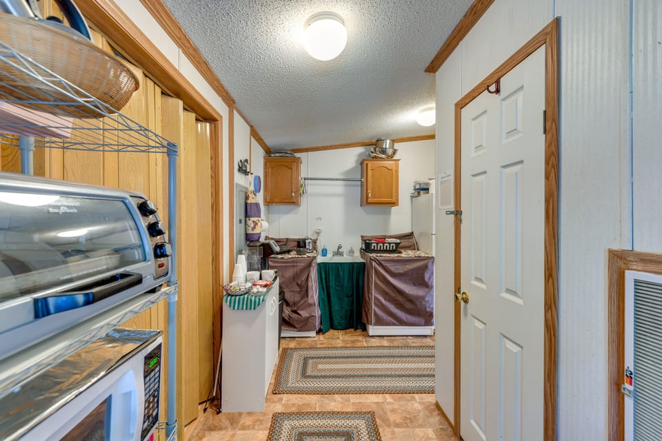 Kitchenette | Hot Plate | Toaster Oven | Crockpot | Microwave | Breakfast Bar