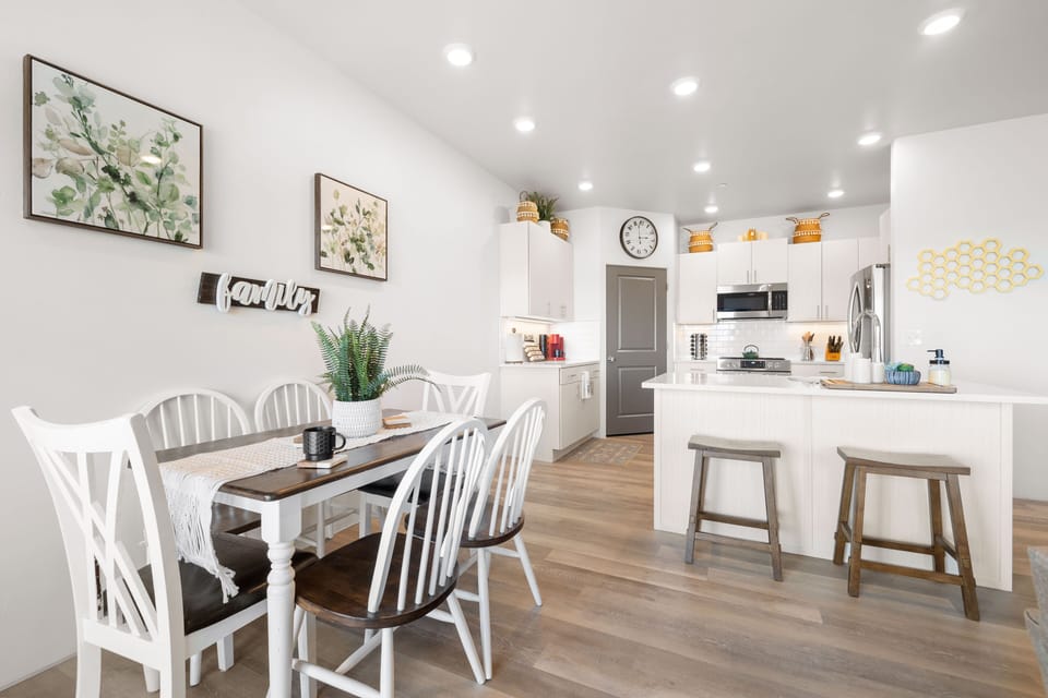 Welcome to a dining experience that feels just like home. 🍽️🏡 