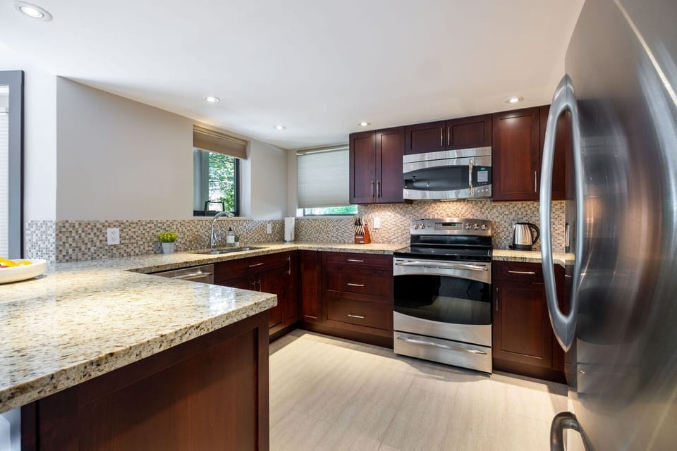 Full kitchen