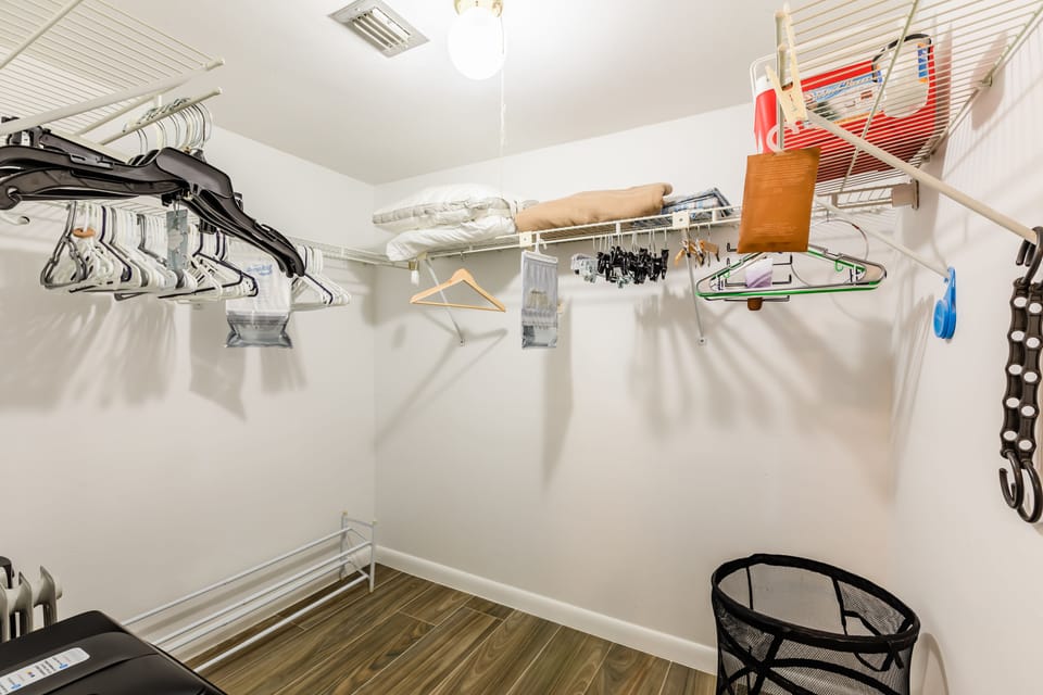 Master Bedroom Walk In Closet