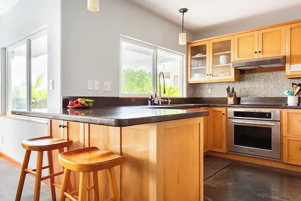 Kitchen with small breakfast bar 