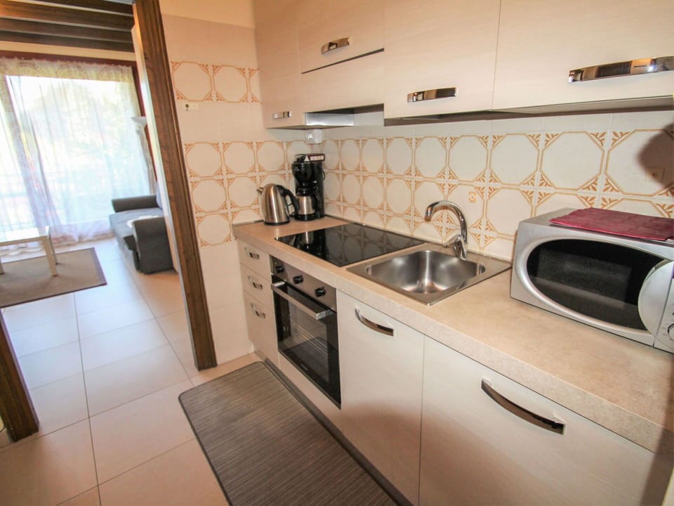 Kitchen Sink, Cabinetry, Tap, Property, Sink, Kitchen, Plumbing Fixture, Kitchen Stove, Countertop, Kitchen Appliance