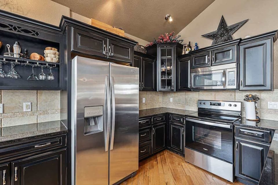 Enjoy cooking in this full kitchen.