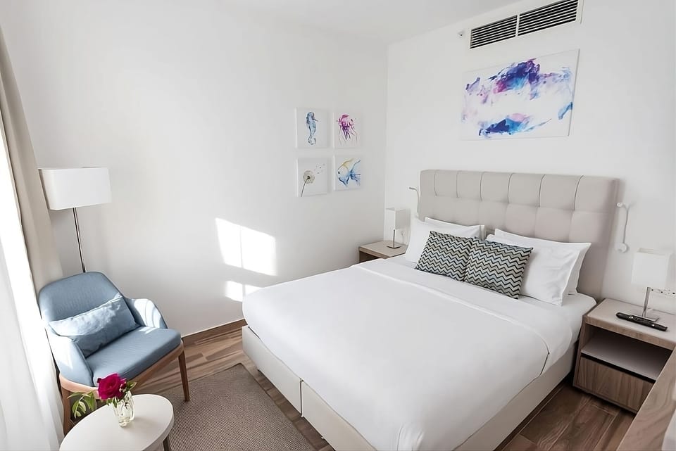 Unit with 1 Queen size bed. Exact unit will be assigned upon arrival. Views, colors and decor may vary.