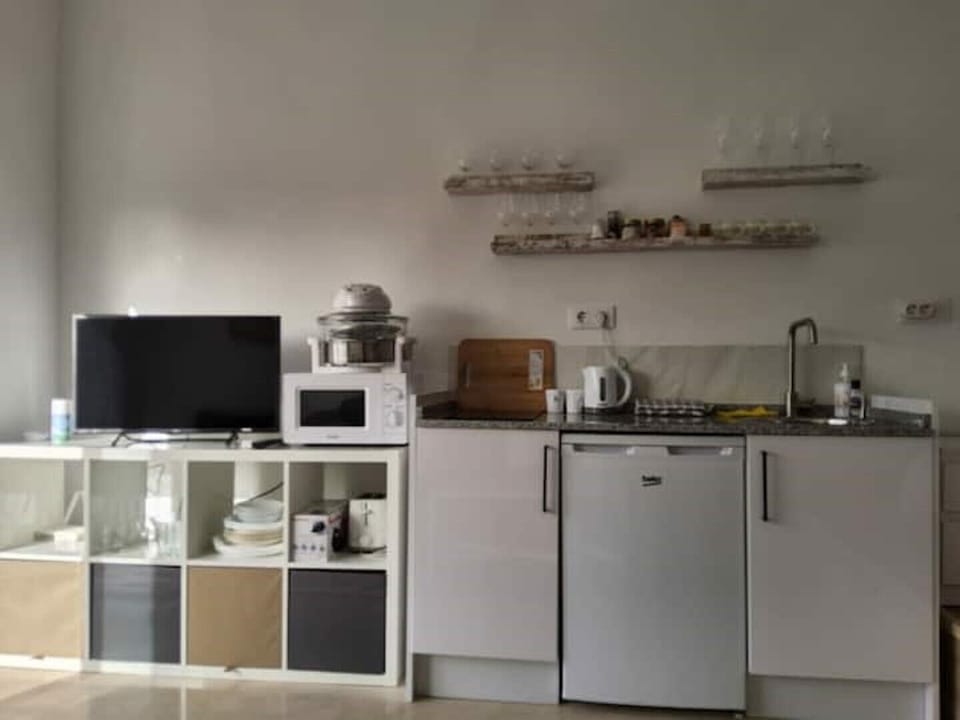 FULL KITCHENETTE WITH HALOGEN OVEN AND HOBB.