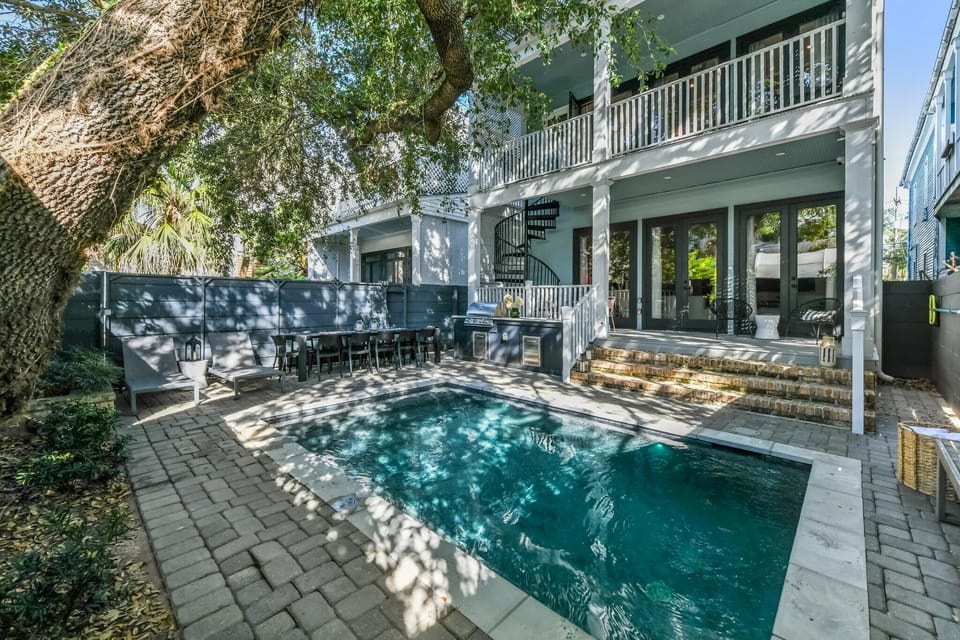 Shared Outdoor Dining Area | Al Fresco Dining Setup in Shared Courtyard