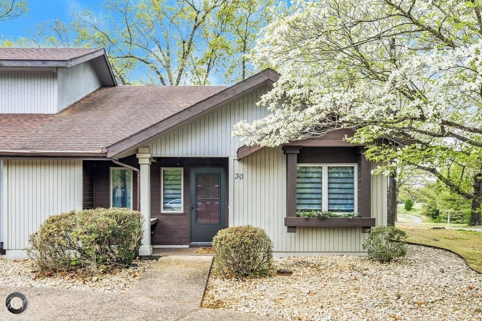 Welcome to Alicia’s Place! Spring blooms and a charming facade greet you at our modern 2BR townhouse 🌸🏡