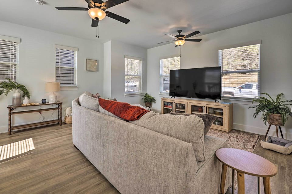 Fayetteville Vacation Rental | 2BR | 2.5BA | Stairs Required | 1,270 Sq Ft