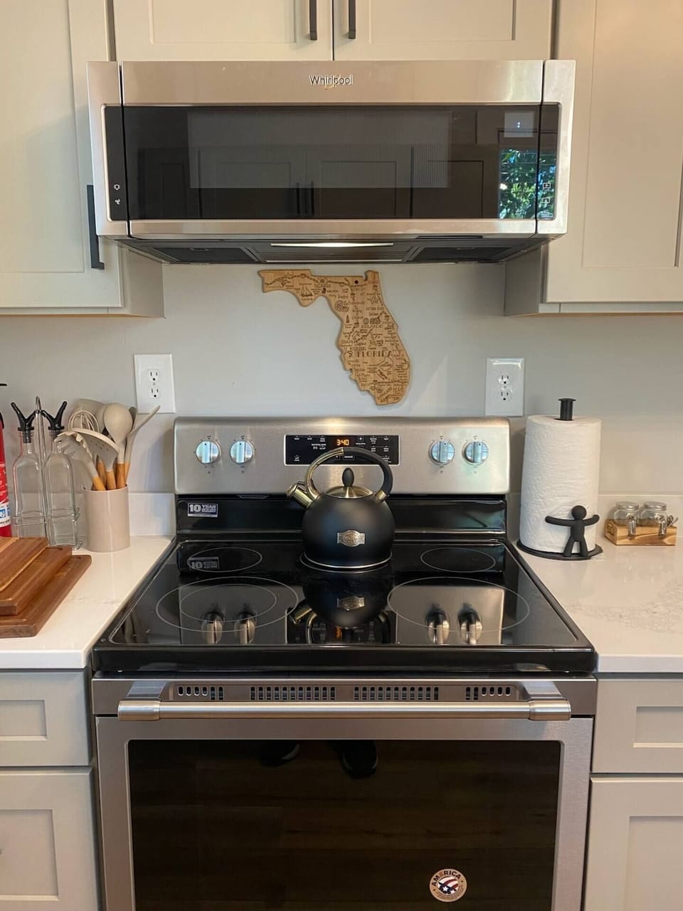 Fully equipped kitchen with microwave and all the necessities. 