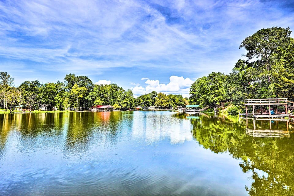 A very vast lake channel awaits your stay.