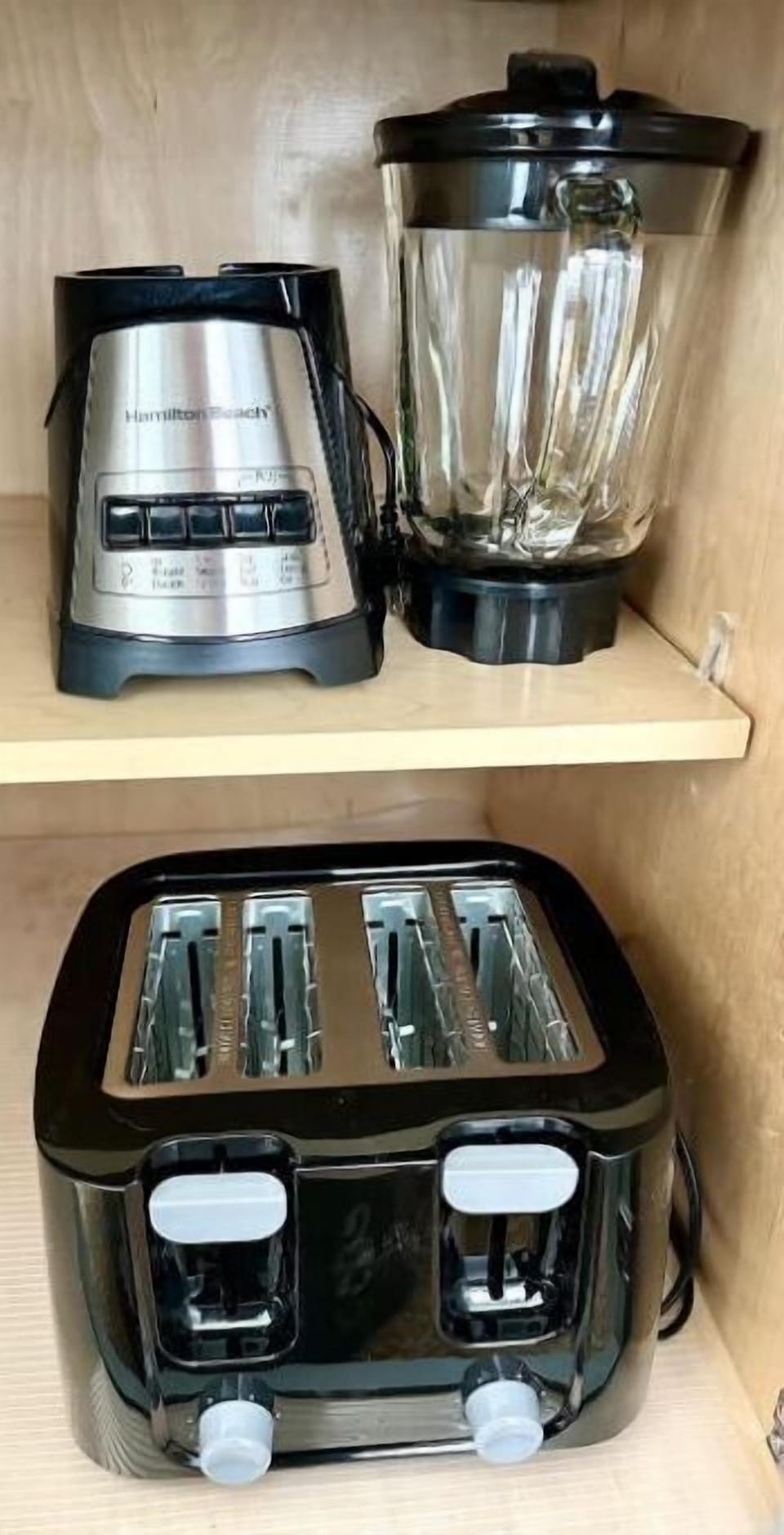 Additional kitchen appliances available: blender, toaster & crockpot.