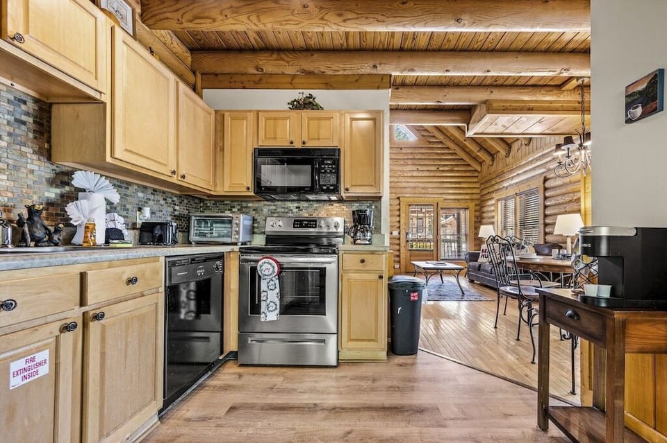 Cozy Bear Cove's fully equipped kitchen