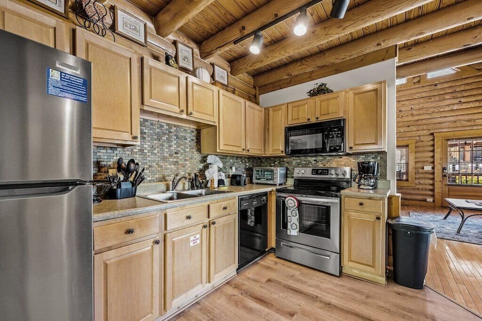 Cozy Bear Cove's fully equipped kitchen