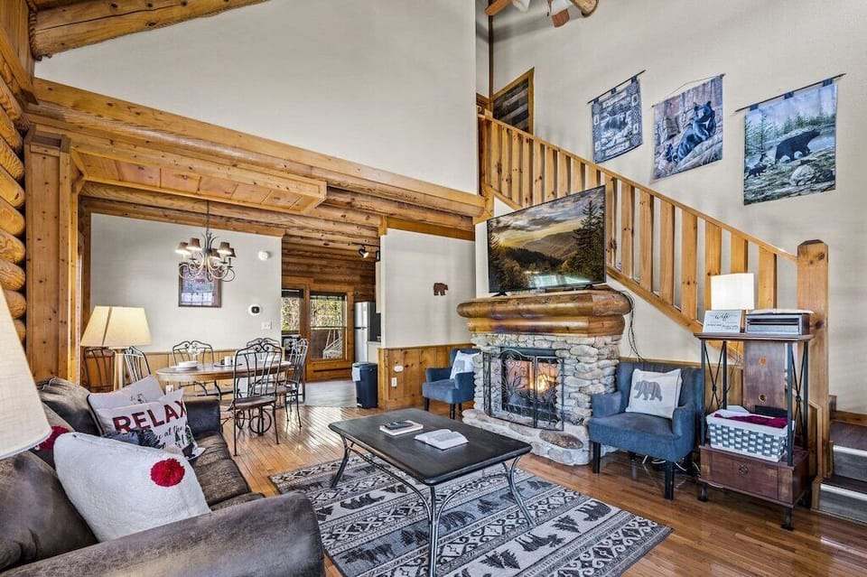 Cozy Bear Cove's cozy living area