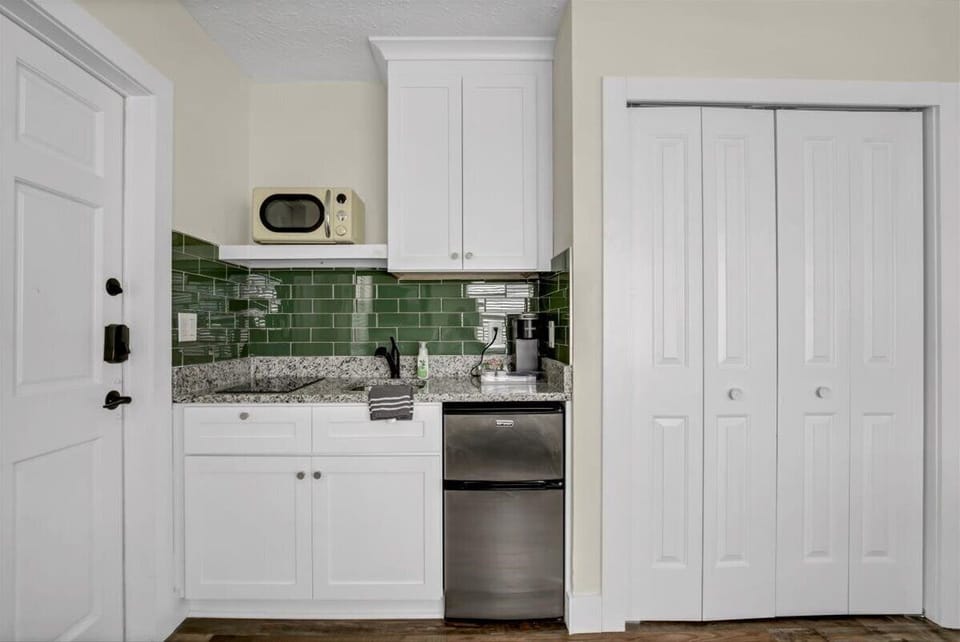 Kitchenette & Closet