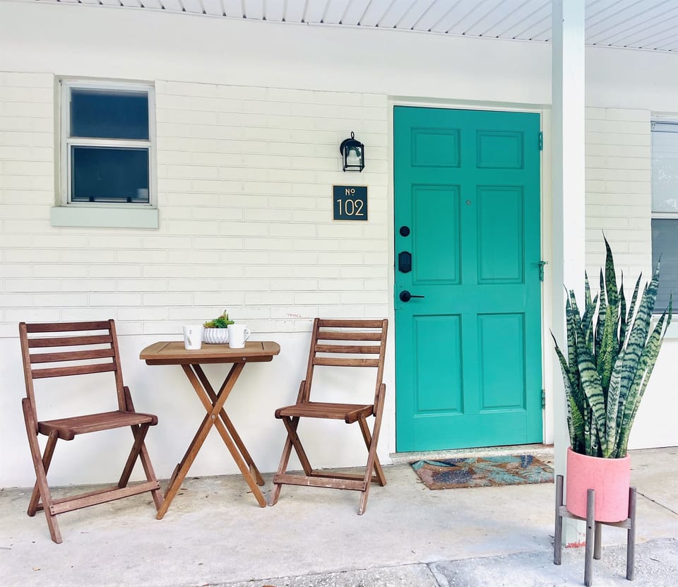 Entryway, keyless door lock