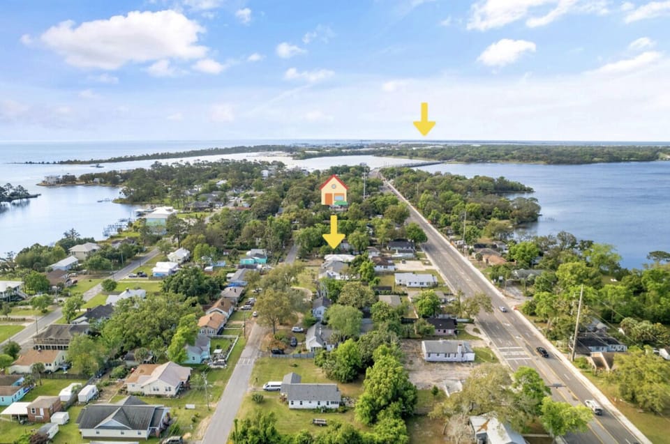 We are 2 blocks from NAS font gate & 4 blocks from a public boat launch.