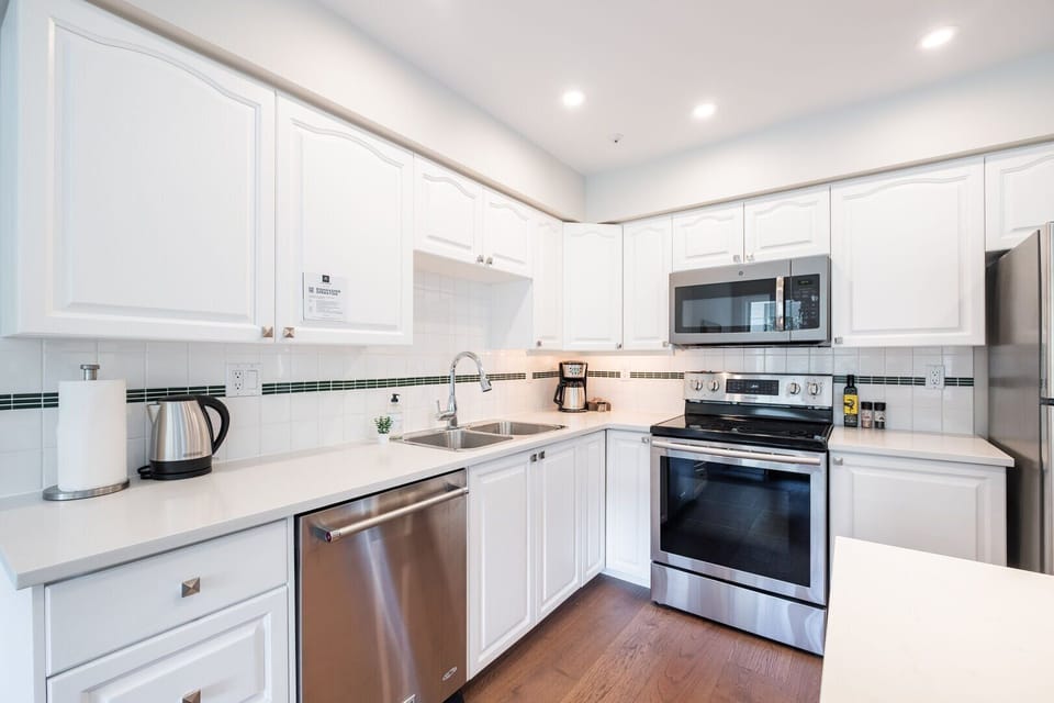 Full kitchen: Stainless steel appliances