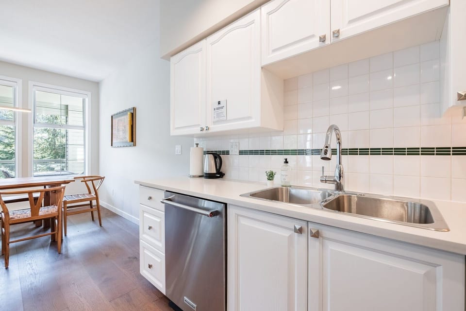 Full kitchen: Stainless steel appliances
