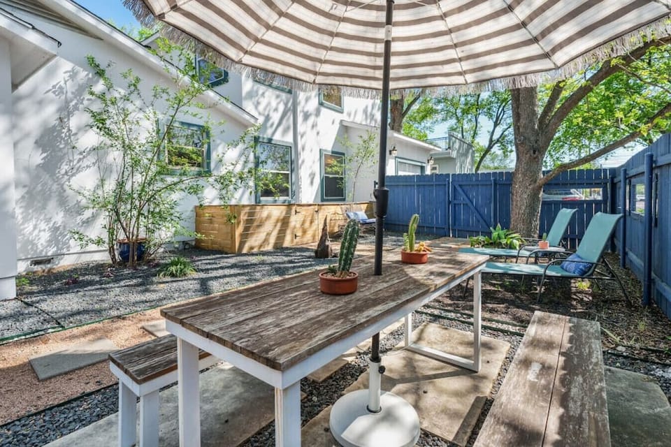 Outdoor dining area for 6 plus two comfy loungers