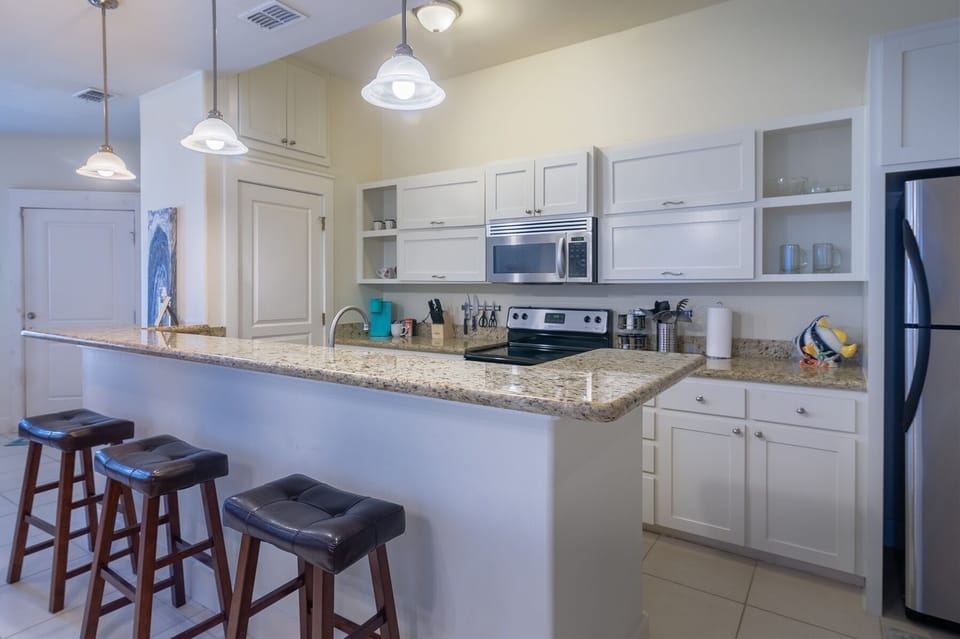Seating for up to 9 guests at dinner time