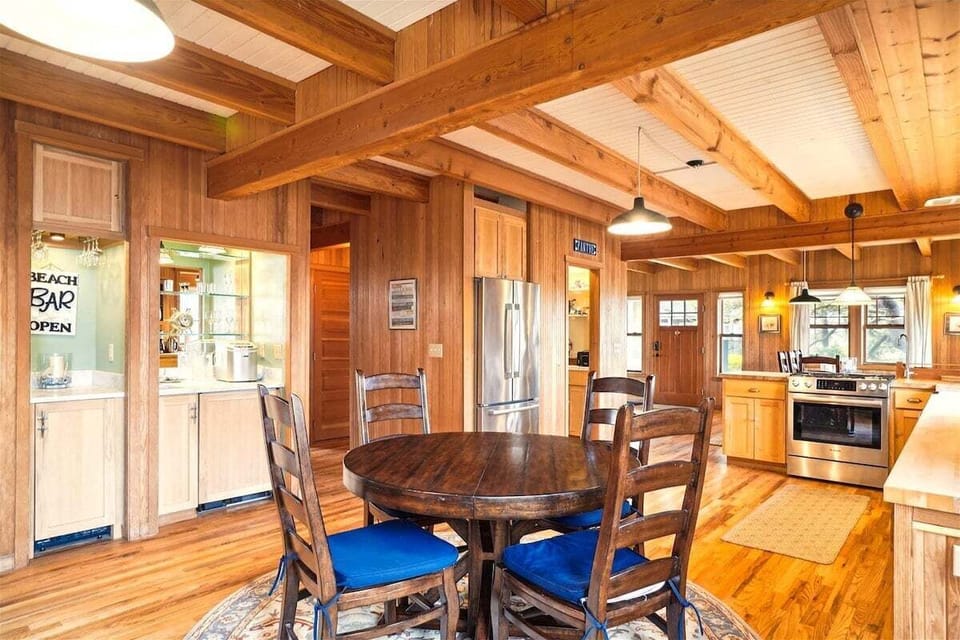Kitchen dining area at Nebesna House