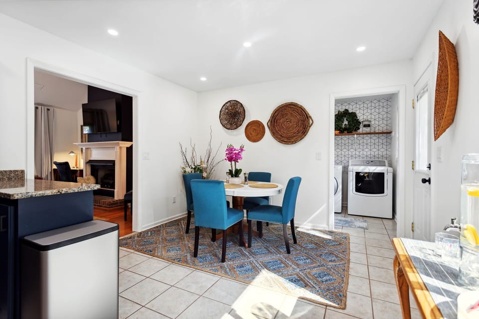 Eat-in Kitchen 