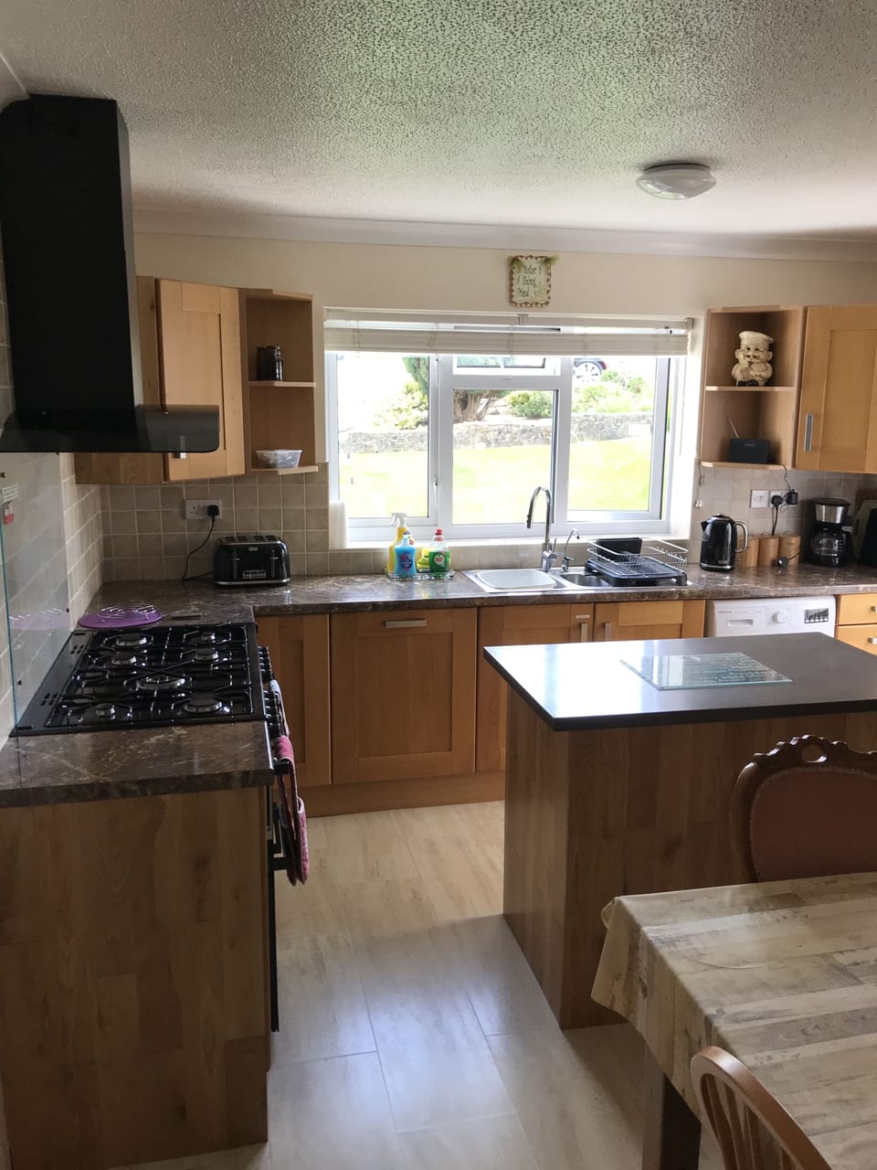Kitchen dinner,electric oven ,gas hob, Dishwasher, fridgefreezer,washing machine