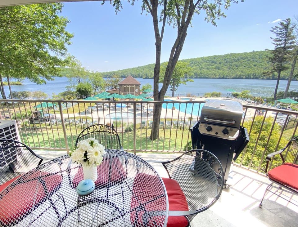 This balcony runs on great times and incredible lake & pool-front views!