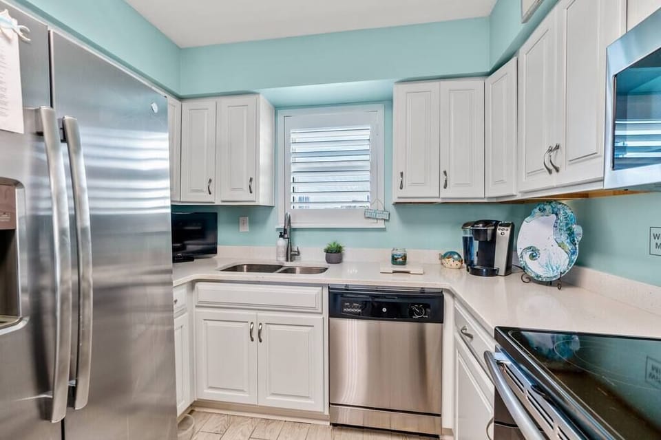 Spacious kitchen with plenty storage!